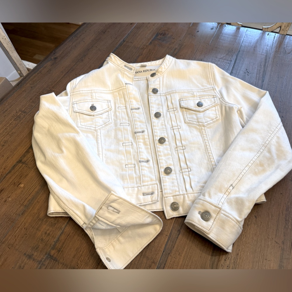 Banana Republic stretch collarless ivory denim jacket. Size Small.